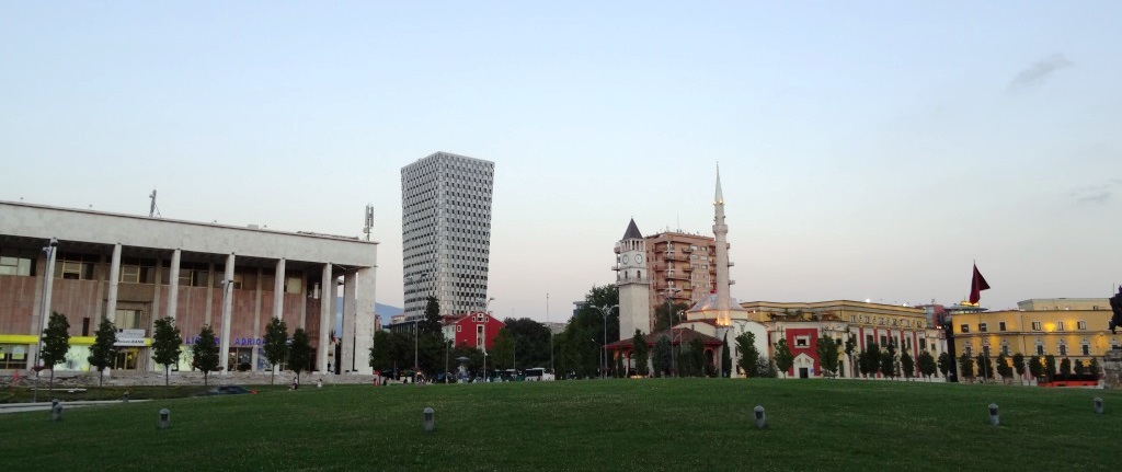 Tagblatt cotravel Reise_Albanien_Tirana Skanderbeg Platz Theater Moschee