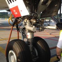 cotravel Stammtisch_Führung Flughafen Zürich_Flugzeug Räder Mechanismus Tarmac