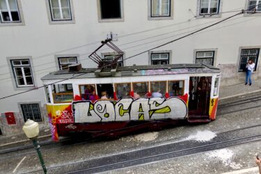 Die Standseilbahn Gloria – Restauradores führt auf einer Strasse steil bergauf