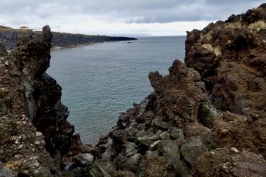 Blick auf die schroffe Nordküste Picos, ausnahmsweise nur mit kleinen Wellen