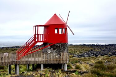 Alte Windmühle am Strand bei Lajes