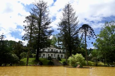 Parkanlage in Furnas mit einem Schwefelbecken