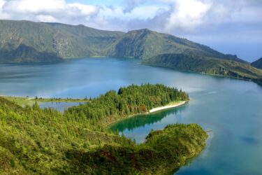 Der grosse Calderasee Lagoa do Fogo in der schönsten Farbenpracht