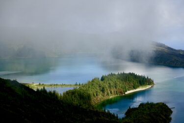 Nebelschwaden ziehen am Lagoa do Fogo auf