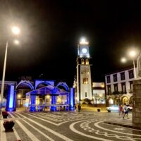 Der Hauptplatz in Ponta Delgada bei Nacht