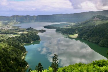 Blick vom Kraterrand auf die beiden Calderaseen in Sete Cidades